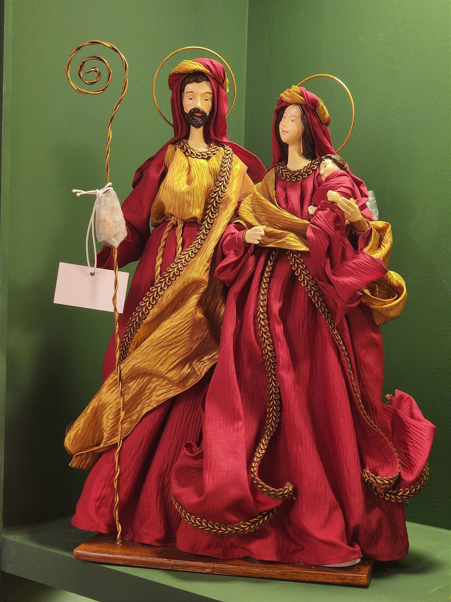 HOLY FAMILY IN RESIN WITH RED AND GOLD 46CM