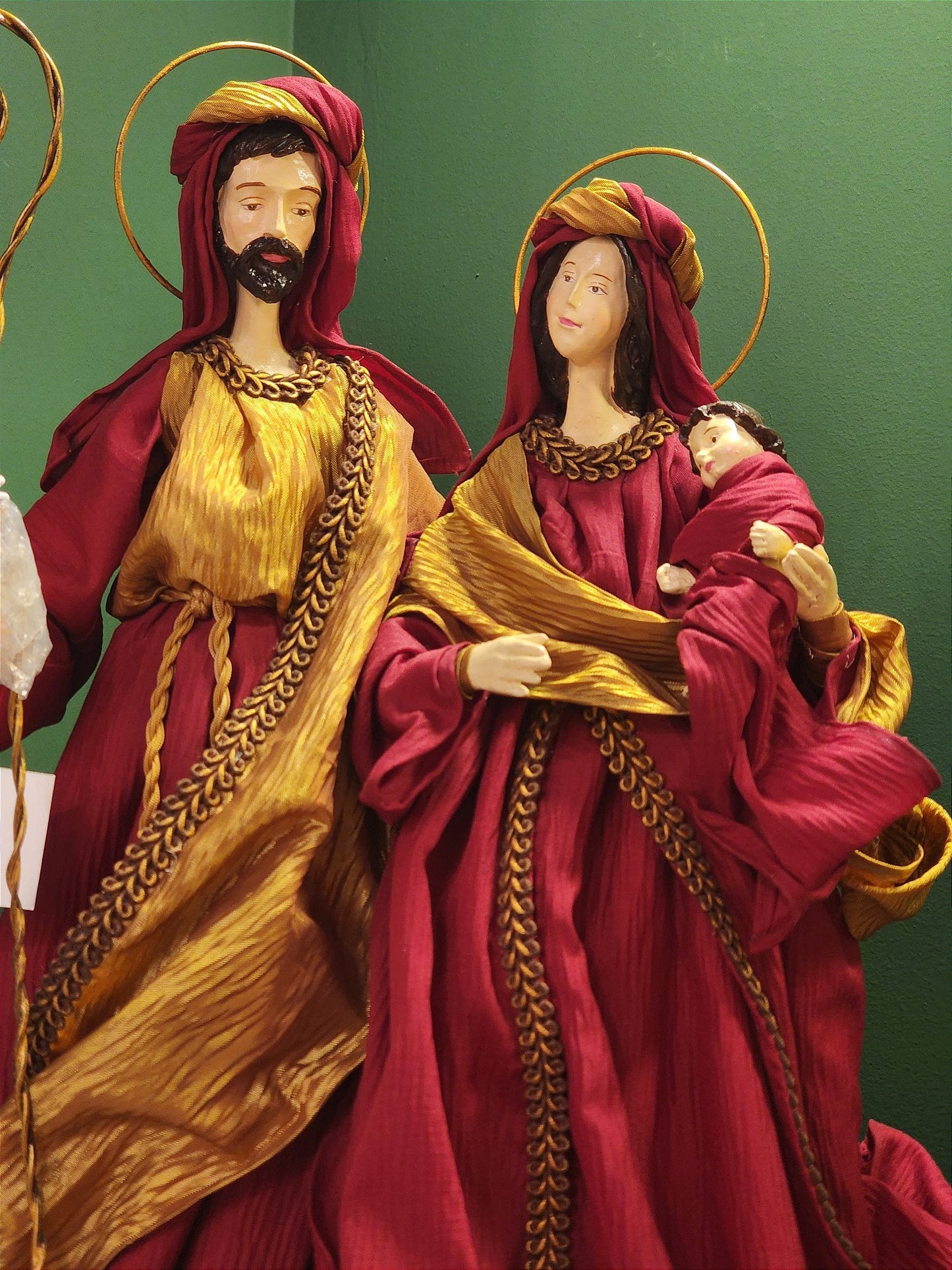 HOLY FAMILY IN RESIN WITH RED AND GOLD 46CM