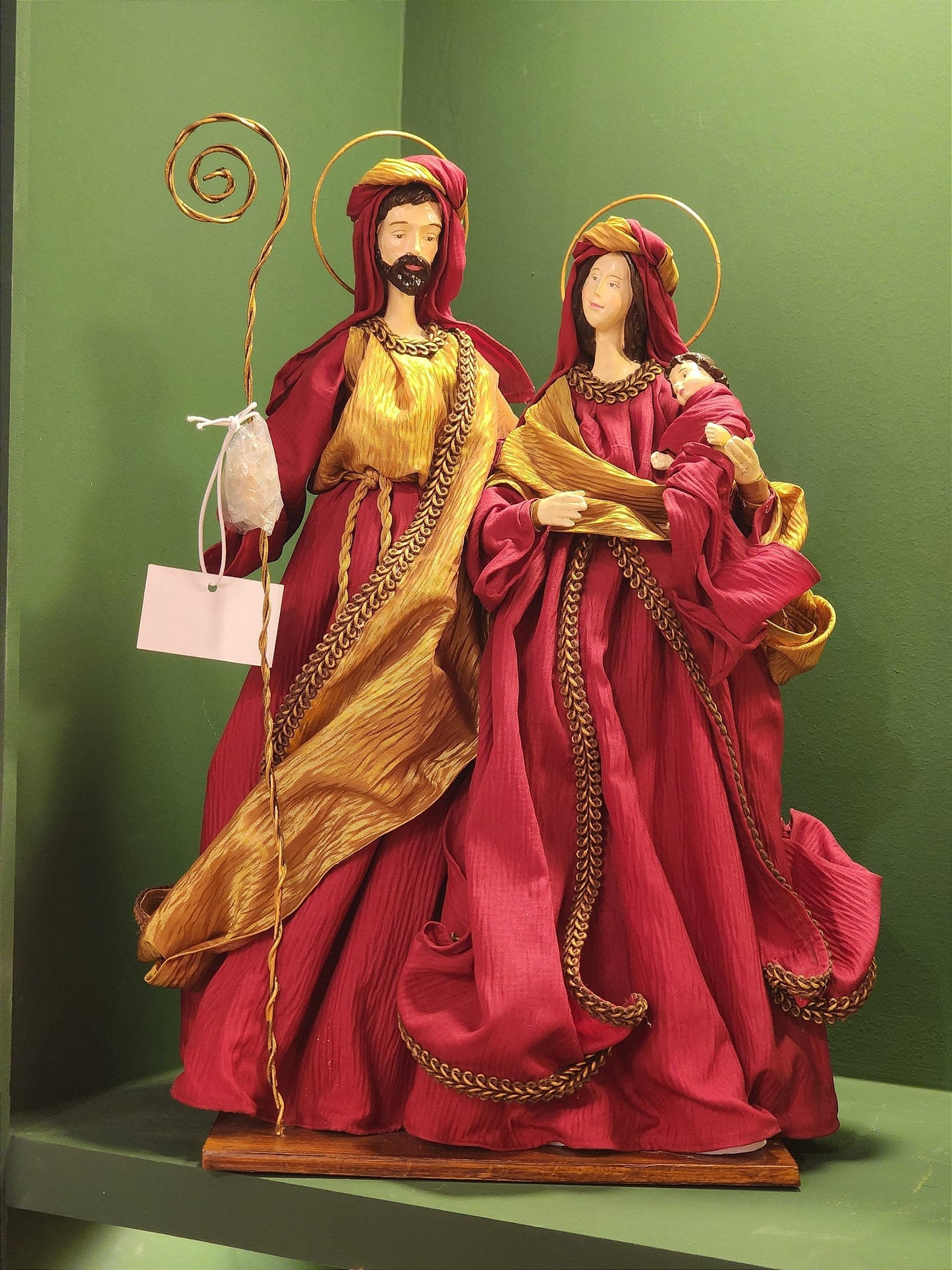 HOLY FAMILY IN RESIN WITH RED AND GOLD 46CM