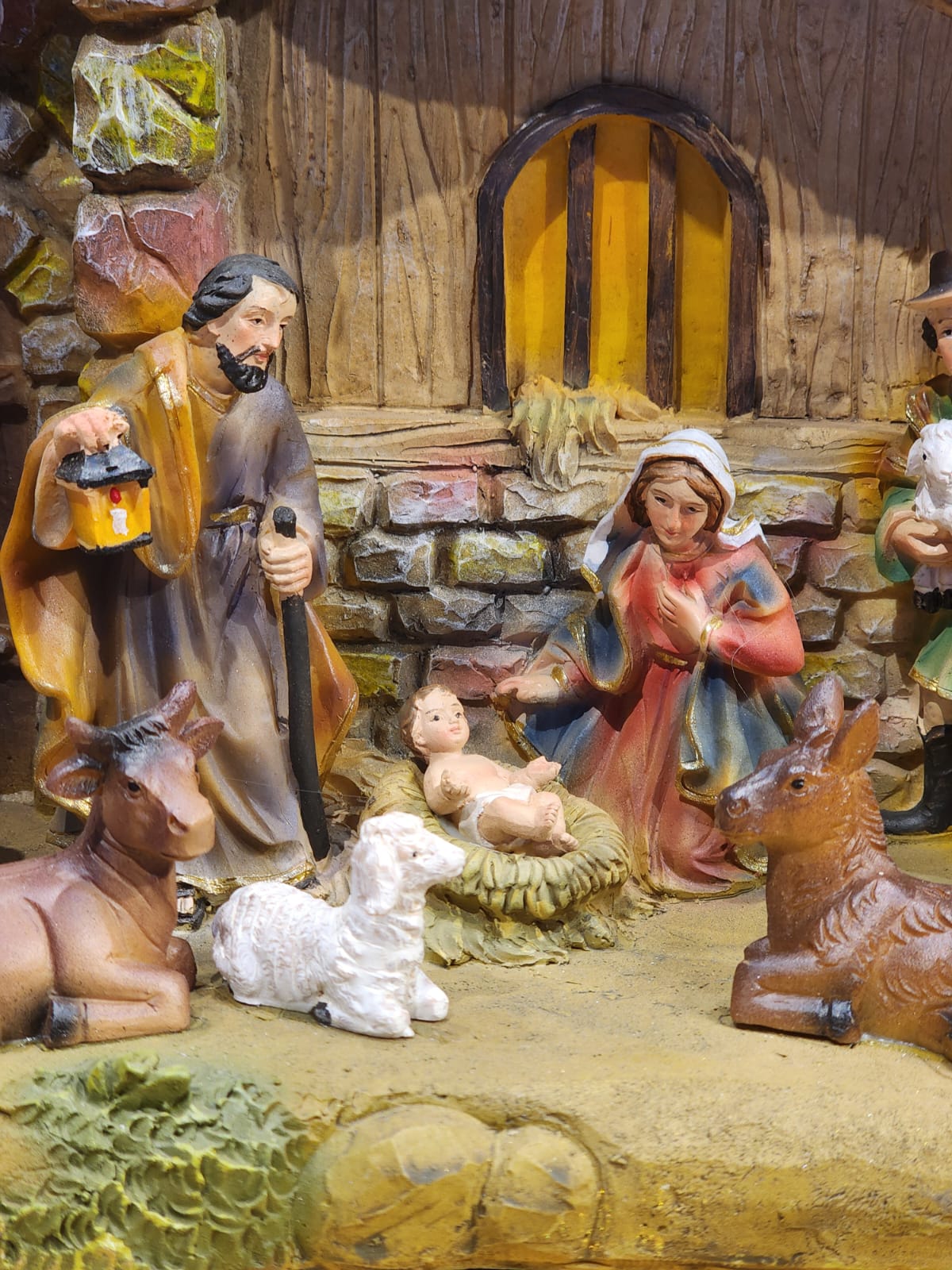 RESIN NATIVITY SCENE - PIECE WITH SOUND