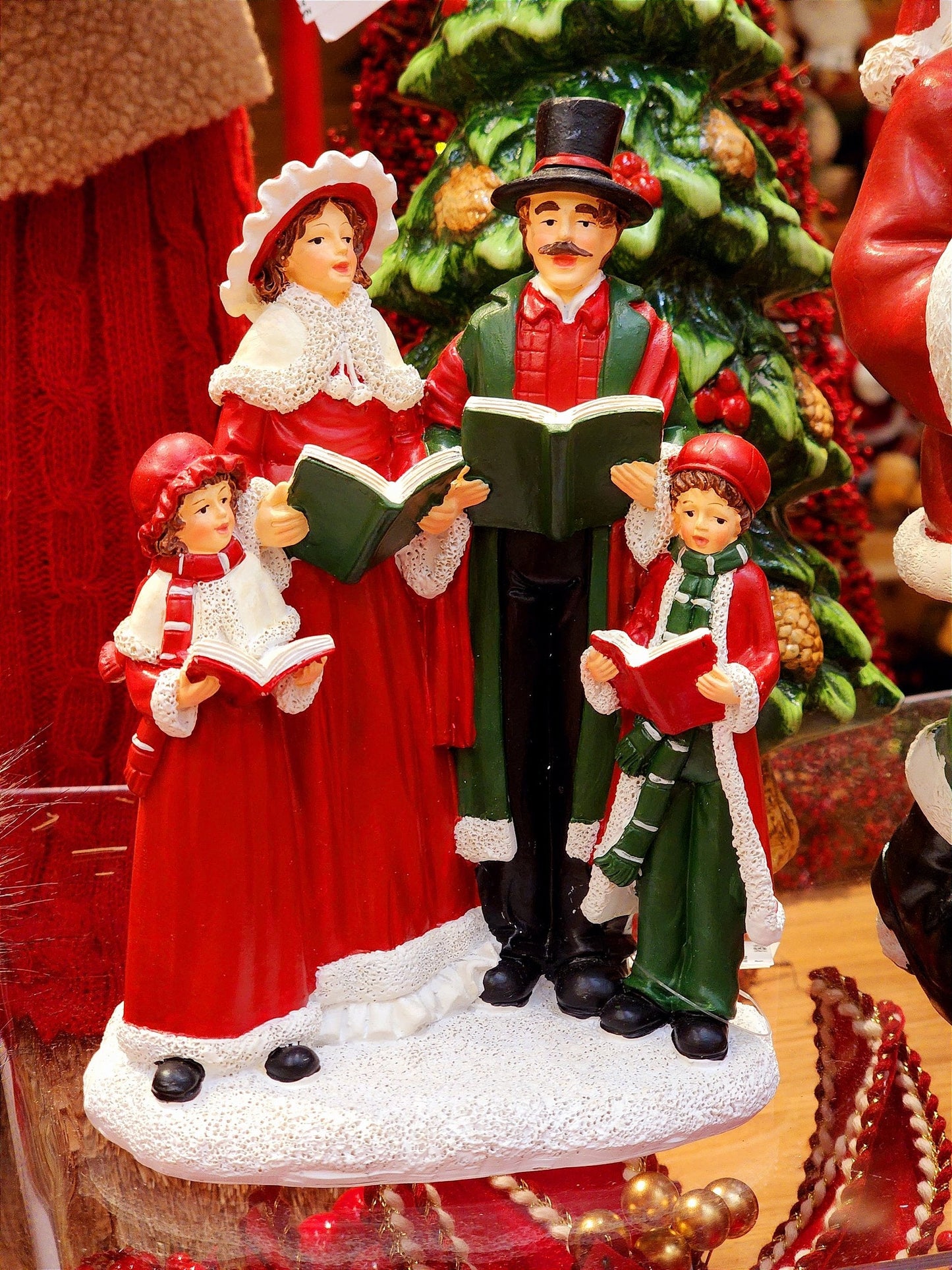 RED AND GREEN CORAL FAMILY IN RESIN 19CM