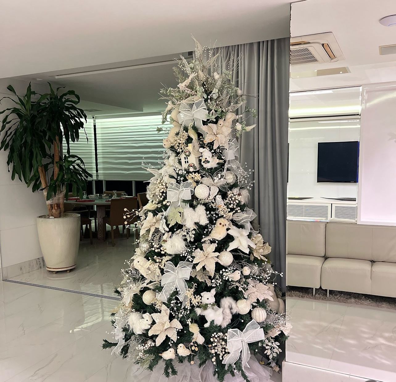 Christmas Tree + 360º Silver Decoration Included - 2.10 Meters