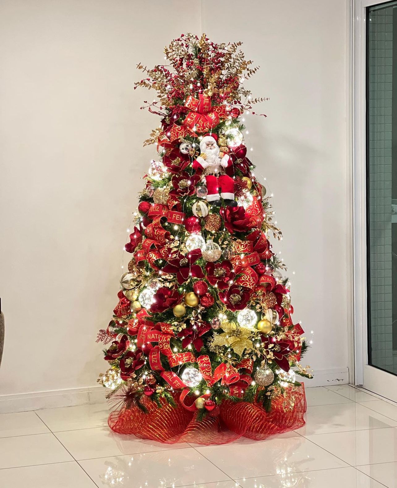 Christmas Tree + 360º Santa Claus Decoration Included - 2.10 Meters