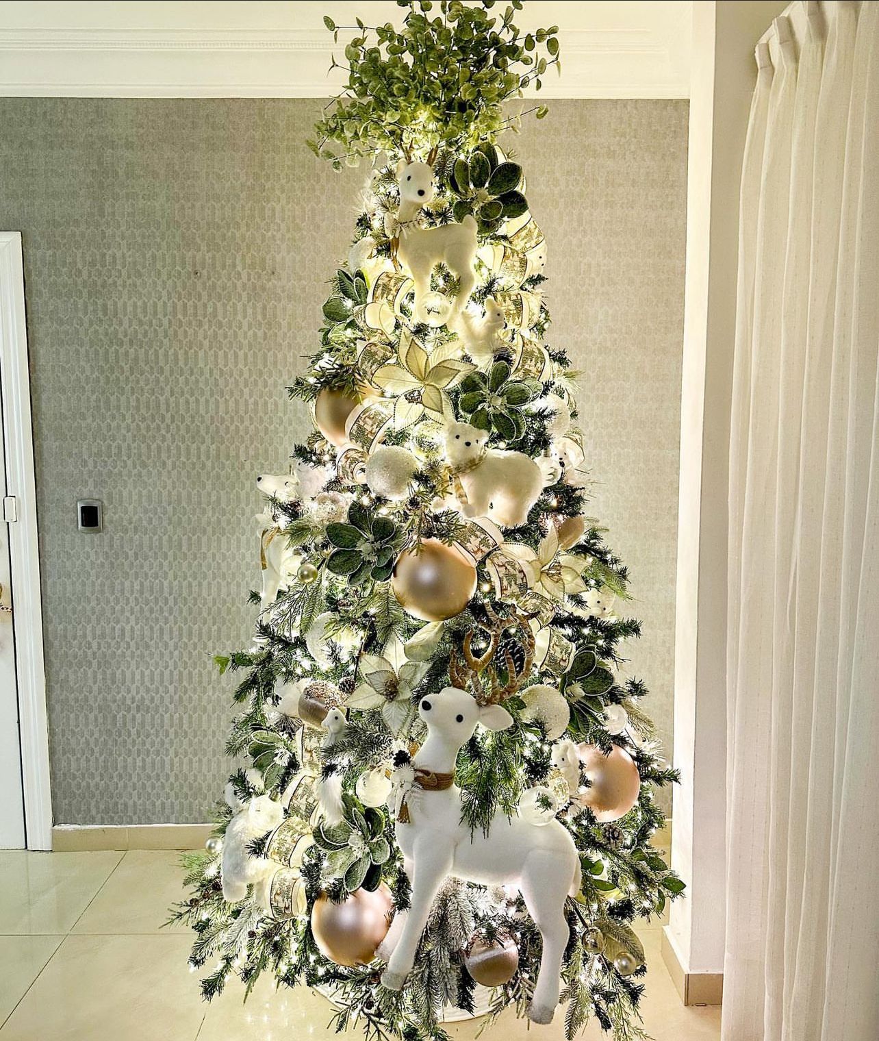 Christmas Tree + 360º Clean Reindeer Decoration Included - 2.10 Meters