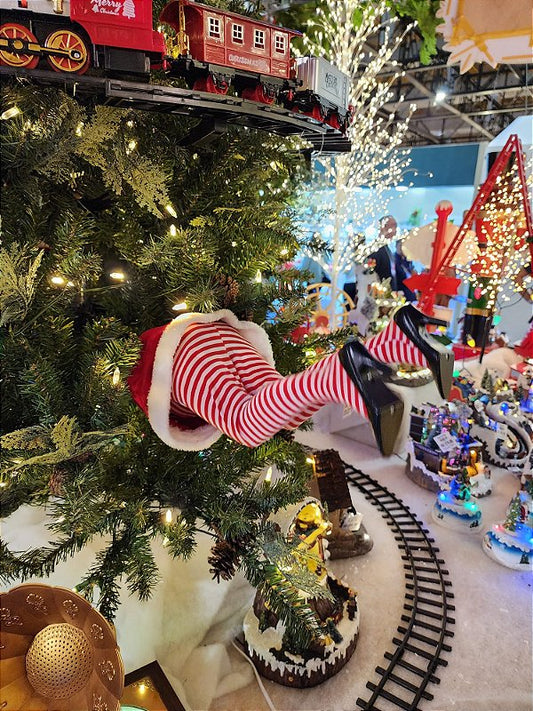 MOTHER CLAUS ENTERING THE TREE WITH MOVEMENT