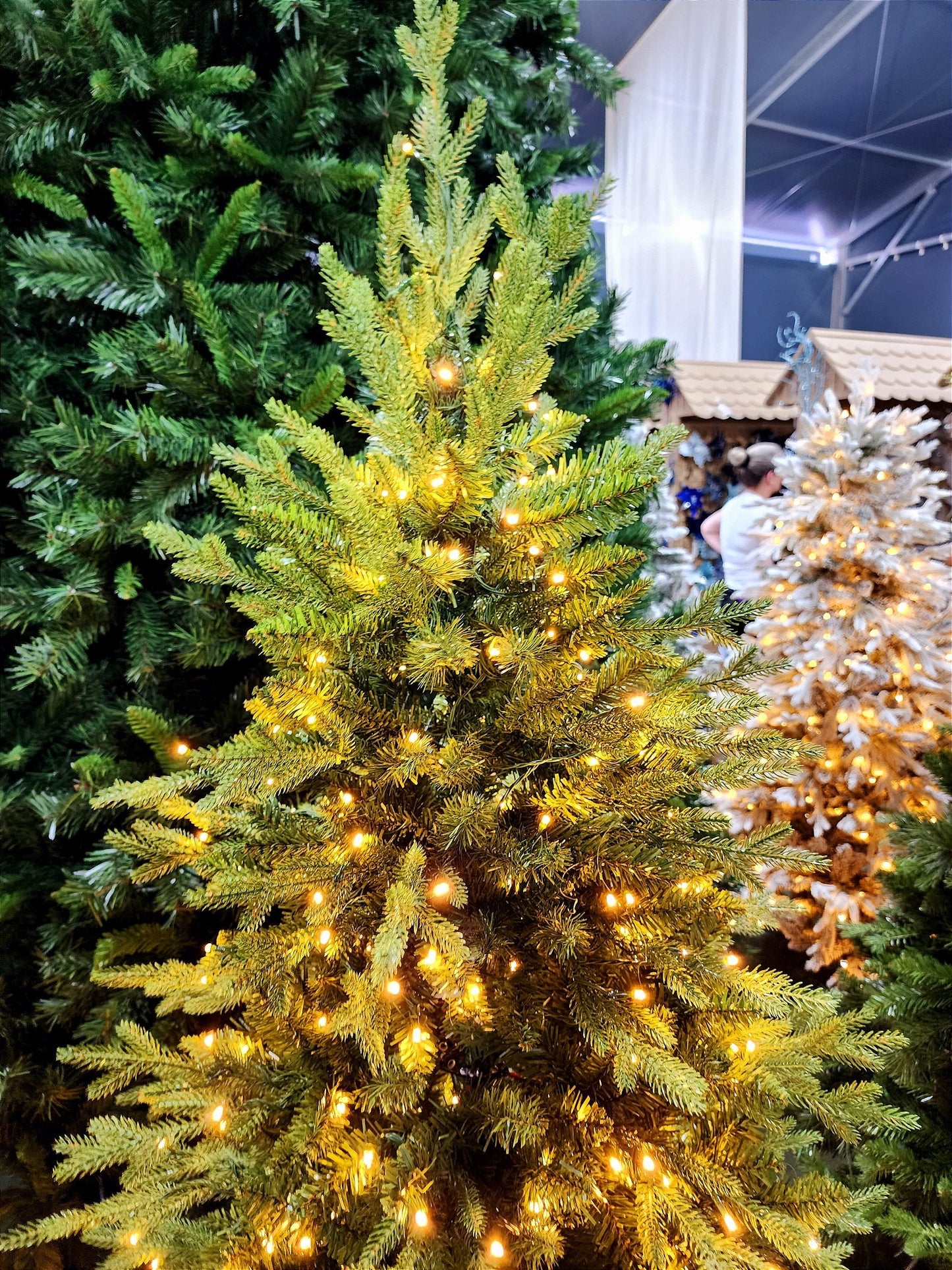 SUPER REALISTIC NIAGRA PINE TREE 2068 BRANCHES WITH 750 WARM LEDS 2.40CM