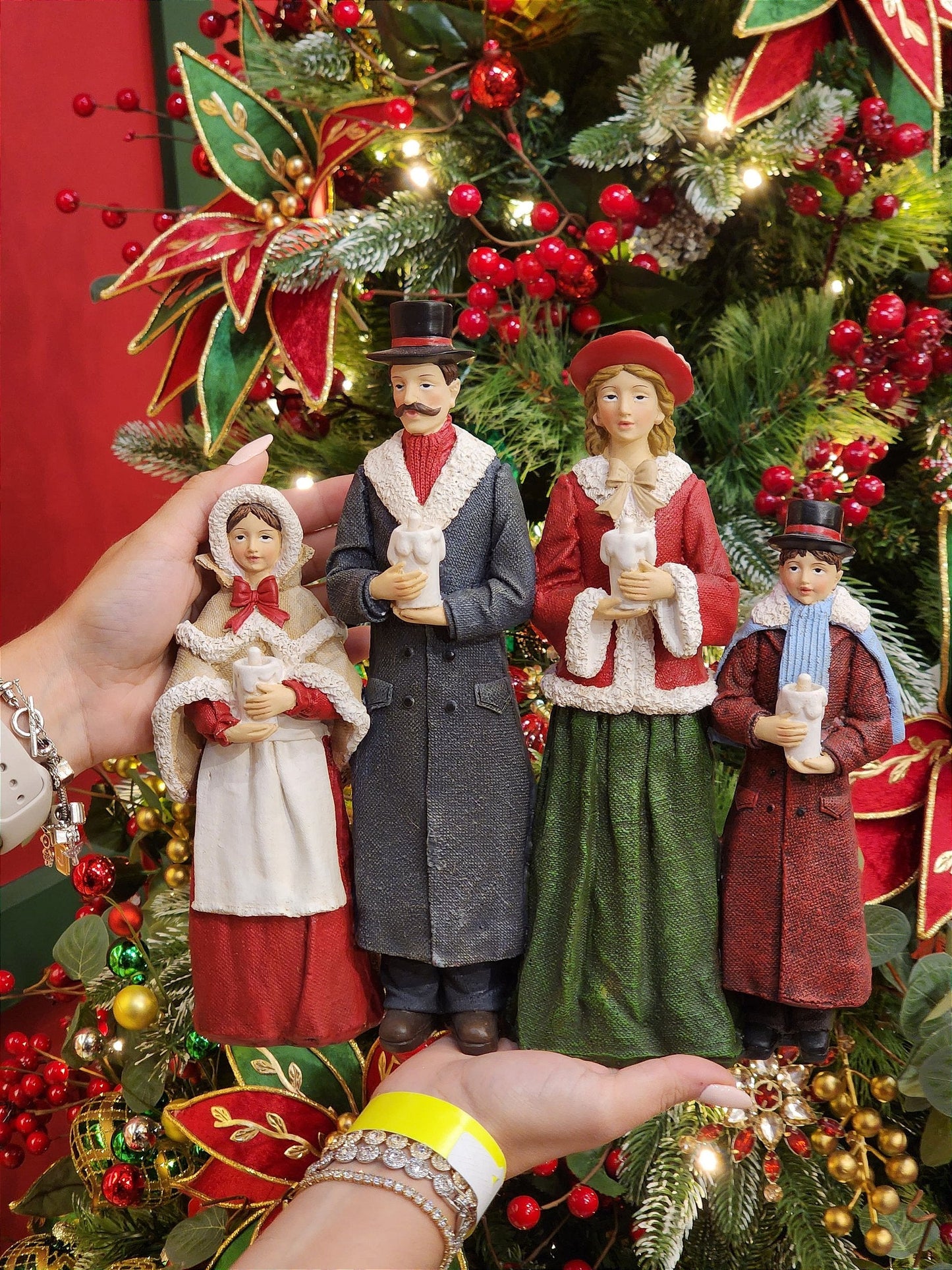 RED AND GREEN CORAL FAMILY IN RESIN 27.5CM
